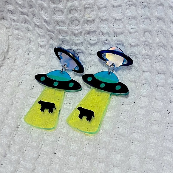 Cow Alien Spaceship Earrings - Picture 3 of 4